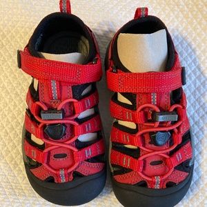 Keen Newport H2 Ribbon Red/Gargoyle Sandal